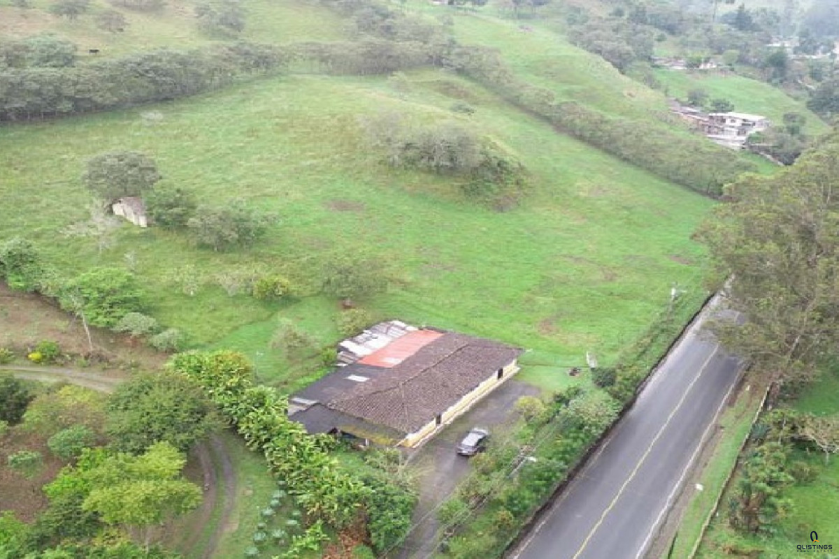 Qlistings - Large Terrain in Ecuador Property Image